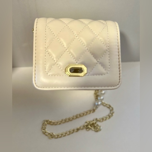 🤍✨ Cream Quilted Crossbody • Pearl Handle & Gold Chain • New Mini Chic Purse ✨ - Picture 4 of 7